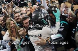 Nico Rosberg (GER) Mercedes AMG F1 celebrates his World Championship in parc ferme with the team and wife Vivian Rosberg (GER). 27.11.2016. Formula 1 World Championship, Rd 21, Abu Dhabi Grand Prix, Yas Marina Circuit, Abu Dhabi, Race Day.