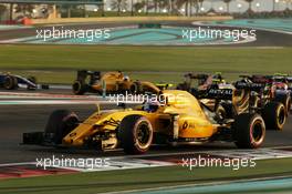 Jolyon Palmer (GBR) Renault Sport F1 Team RS16 at the start of the race. 27.11.2016. Formula 1 World Championship, Rd 21, Abu Dhabi Grand Prix, Yas Marina Circuit, Abu Dhabi, Race Day.