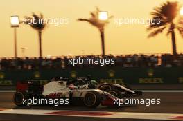 Romain Grosjean (FRA) Haas F1 Team VF-16 and Nico Hulkenberg (GER) Sahara Force India F1 VJM09 battle for position. 27.11.2016. Formula 1 World Championship, Rd 21, Abu Dhabi Grand Prix, Yas Marina Circuit, Abu Dhabi, Race Day.