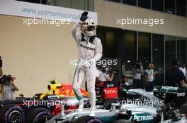 Pole for Lewis Hamilton (GBR) Mercedes AMG F1 W07 . 26.11.2016. Formula 1 World Championship, Rd 21, Abu Dhabi Grand Prix, Yas Marina Circuit, Abu Dhabi, Qualifying Day.