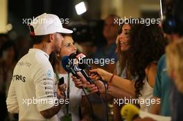 Lewis Hamilton (GBR) Mercedes AMG F1 with the media. 26.11.2016. Formula 1 World Championship, Rd 21, Abu Dhabi Grand Prix, Yas Marina Circuit, Abu Dhabi, Qualifying Day.