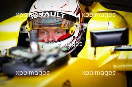 Kevin Magnussen (DEN) Renault Sport F1 Team RS16. 26.11.2016. Formula 1 World Championship, Rd 21, Abu Dhabi Grand Prix, Yas Marina Circuit, Abu Dhabi, Qualifying Day.
