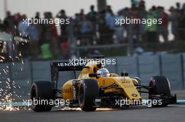 Kevin Magnussen (DEN) Renault Sport F1 Team RS16 sends sparks flying. 26.11.2016. Formula 1 World Championship, Rd 21, Abu Dhabi Grand Prix, Yas Marina Circuit, Abu Dhabi, Qualifying Day.