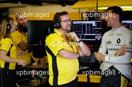 (L to R): Julien Simon-Chautemps (FRA) Renault Sport F1 Team Race Engineer with Jolyon Palmer (GBR) Renault Sport F1 Team. 26.11.2016. Formula 1 World Championship, Rd 21, Abu Dhabi Grand Prix, Yas Marina Circuit, Abu Dhabi, Qualifying Day.