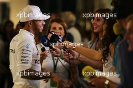 Lewis Hamilton (GBR) Mercedes AMG F1 with the media. 26.11.2016. Formula 1 World Championship, Rd 21, Abu Dhabi Grand Prix, Yas Marina Circuit, Abu Dhabi, Qualifying Day.