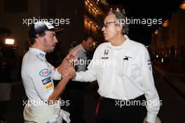 (L to R): Fernando Alonso (ESP) McLaren with Mansour Ojjeh, McLaren shareholder. 26.11.2016. Formula 1 World Championship, Rd 21, Abu Dhabi Grand Prix, Yas Marina Circuit, Abu Dhabi, Qualifying Day.