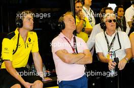 (L to R): Jack Clarke (GBR) Driver and Physio with Jonathan Palmer (GBR) and Sir Peter Ogden (GBR). 26.11.2016. Formula 1 World Championship, Rd 21, Abu Dhabi Grand Prix, Yas Marina Circuit, Abu Dhabi, Qualifying Day.