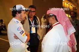 (L to R): Fernando Alonso (ESP) McLaren with Muhammed Al Khalifa (BRN) Bahrain Circuit Chairman. 26.11.2016. Formula 1 World Championship, Rd 21, Abu Dhabi Grand Prix, Yas Marina Circuit, Abu Dhabi, Qualifying Day.