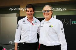 (L to R): Toto Wolff (GER) Mercedes AMG F1 Shareholder and Executive Director with Mansour Ojjeh, McLaren shareholder. 26.11.2016. Formula 1 World Championship, Rd 21, Abu Dhabi Grand Prix, Yas Marina Circuit, Abu Dhabi, Qualifying Day.