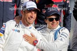 Jenson Button (GBR) McLaren F1 and Felipe Massa (BRA) Williams F1 Team  27.11.2016. Formula 1 World Championship, Rd 21, Abu Dhabi Grand Prix, Yas Marina Circuit, Abu Dhabi, Race Day.