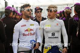 (L to R): Daniel Ricciardo (AUS) Red Bull Racing with Marcus Ericsson (SWE) Sauber F1 Team on the drivers parade. 27.11.2016. Formula 1 World Championship, Rd 21, Abu Dhabi Grand Prix, Yas Marina Circuit, Abu Dhabi, Race Day.