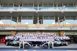 (L to R): Lewis Hamilton (GBR) Mercedes AMG F1 and team mate Nico Rosberg (GER) Mercedes AMG F1 at a team photograph. 27.11.2016. Formula 1 World Championship, Rd 21, Abu Dhabi Grand Prix, Yas Marina Circuit, Abu Dhabi, Race Day.