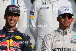 Daniel Ricciardo (AUS) Red Bull Racing and Lewis Hamilton (GBR) Mercedes AMG F1   27.11.2016. Formula 1 World Championship, Rd 21, Abu Dhabi Grand Prix, Yas Marina Circuit, Abu Dhabi, Race Day.