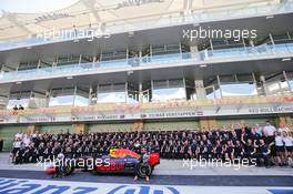 (L to R): Daniel Ricciardo (AUS) Red Bull Racing and team mate Max Verstappen (NLD) Red Bull Racing at a team photograph. 27.11.2016. Formula 1 World Championship, Rd 21, Abu Dhabi Grand Prix, Yas Marina Circuit, Abu Dhabi, Race Day.