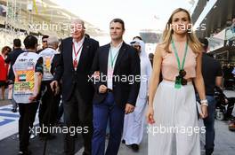Former Spanish King Juan Carlos with Carmen Jorda (ESP) Renault Sport F1 Team Development Driver. 27.11.2016. Formula 1 World Championship, Rd 21, Abu Dhabi Grand Prix, Yas Marina Circuit, Abu Dhabi, Race Day.