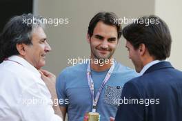 Roger Federer (SUI) Tennis Player (Centre) with Pasquale Lattuneddu (ITA) of the FOM (Left). 27.11.2016. Formula 1 World Championship, Rd 21, Abu Dhabi Grand Prix, Yas Marina Circuit, Abu Dhabi, Race Day.