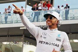 Lewis Hamilton (GBR) Mercedes AMG F1 on the drivers parade. 27.11.2016. Formula 1 World Championship, Rd 21, Abu Dhabi Grand Prix, Yas Marina Circuit, Abu Dhabi, Race Day.
