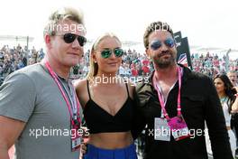 (L to R): Gordon Ramsey (GBR) Celebrity Chef with Lindsey Vonn (USA) Former Alpine Ski Racer and Gerard Butler (GBR) Actor on the grid. 23.10.2016. Formula 1 World Championship, Rd 18, United States Grand Prix, Austin, Texas, USA, Race Day.