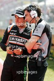 Sergio Perez (MEX) Sahara Force India F1 with Tim Wright (GBR) Sahara Force India F1 Team Race Engineer on the grid. 23.10.2016. Formula 1 World Championship, Rd 18, United States Grand Prix, Austin, Texas, USA, Race Day.