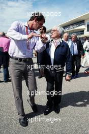 (L to R): Tavo Hellmund (USA) Former COTA Promotor with Bernie Ecclestone (GBR) on the grid. 23.10.2016. Formula 1 World Championship, Rd 18, United States Grand Prix, Austin, Texas, USA, Race Day.
