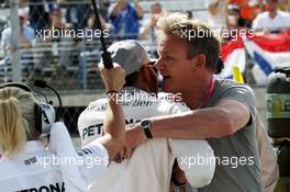 Lewis Hamilton (GBR) Mercedes AMG F1 on the grid with Gordon Ramsey (GBR) Celebrity Chef. 23.10.2016. Formula 1 World Championship, Rd 18, United States Grand Prix, Austin, Texas, USA, Race Day.