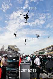 Chinook helicopter air display over the grid. 23.10.2016. Formula 1 World Championship, Rd 18, United States Grand Prix, Austin, Texas, USA, Race Day.