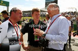 Ron Dennis (GBR) McLaren Executive Chairman on the grid with Tim Peake (GBR) Astronaut (Centre) on the grid. 23.10.2016. Formula 1 World Championship, Rd 18, United States Grand Prix, Austin, Texas, USA, Race Day.