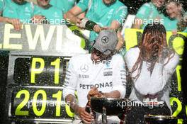 Race winner Lewis Hamilton (GBR) Mercedes AMG F1 celebrates with Venus Williams (USA) Tennis Player and the team. 23.10.2016. Formula 1 World Championship, Rd 18, United States Grand Prix, Austin, Texas, USA, Race Day.