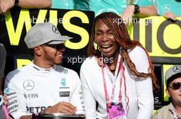(L to R): Race winner Lewis Hamilton (GBR) Mercedes AMG F1 celebrates with Venus Williams (USA) Tennis Player and the team. 23.10.2016. Formula 1 World Championship, Rd 18, United States Grand Prix, Austin, Texas, USA, Race Day.