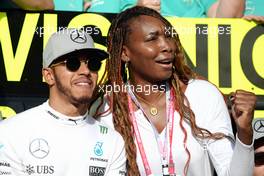 (L to R): Race winner Lewis Hamilton (GBR) Mercedes AMG F1 celebrates with Venus Williams (USA) Tennis Player and the team. 23.10.2016. Formula 1 World Championship, Rd 18, United States Grand Prix, Austin, Texas, USA, Race Day.