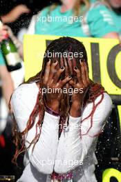 Venus Williams (USA) Tennis Player celebrates victory for Lewis Hamilton (GBR) Mercedes AMG F1 with the team. 23.10.2016. Formula 1 World Championship, Rd 18, United States Grand Prix, Austin, Texas, USA, Race Day.