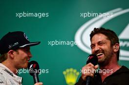 (L to R): Nico Rosberg (GER) Mercedes AMG F1 on the podium with Gerard Butler (GBR) Actor. 23.10.2016. Formula 1 World Championship, Rd 18, United States Grand Prix, Austin, Texas, USA, Race Day.