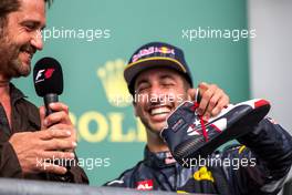 Daniel Ricciardo (AUS) Red Bull Racing celebrates on the podium with Gerard Butler (GBR) Actor. 23.10.2016. Formula 1 World Championship, Rd 18, United States Grand Prix, Austin, Texas, USA, Race Day.