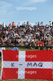 Fans and a flag for K-Mag - Kevin Magnussen (DEN) Renault Sport F1 Team. 23.10.2016. Formula 1 World Championship, Rd 18, United States Grand Prix, Austin, Texas, USA, Race Day.