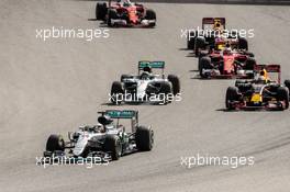 Lewis Hamilton (GBR) Mercedes AMG F1 W07 Hybrid leads at the start of the race. 23.10.2016. Formula 1 World Championship, Rd 18, United States Grand Prix, Austin, Texas, USA, Race Day.