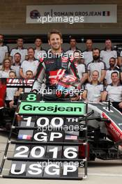 Romain Grosjean (FRA) Haas F1 Team celebrates his 100th GP at a team photograph. 23.10.2016. Formula 1 World Championship, Rd 18, United States Grand Prix, Austin, Texas, USA, Race Day.