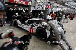 Pit stop #1 Porsche Team Porsche 919 Hybrid: Timo Bernhard, Mark Webber, Brendon Hartley. 19.06.2015. Le Mans 24 Hour, Race, Le Mans, France.