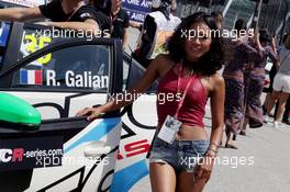 Race2, atmosphere; colore; girl; ragazza 18.09.2016. TCR International Series, Rd 9, Marina Bay Street Circuit, Singapore, Sunday.
