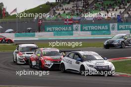 Race 2, Mikhail Grachev (RUS) Honda Civic TCR , WestCoast Racing and Pepe Oriola (ESP) SEAT Leon, Team Craft-Bamboo LUKOIL 02.10.2016. TCR International Series, Rd 10, Sepang, Malaysia, Sunday.