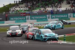 Race 2, Stefano Comini (SUI) Volkswagen Golf GTI TCR, Leopard Racing  and James Nash (GBR) Seat Leon Team Craft-Bamboo LUKOIL 02.10.2016. TCR International Series, Rd 10, Sepang, Malaysia, Sunday.