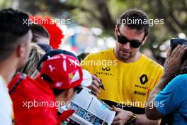 Jolyon Palmer (GBR) Renault Sport F1 Team signs autographs for the fans. 23.03.2017. Formula 1 World Championship, Rd 1, Australian Grand Prix, Albert Park, Melbourne, Australia, Preparation Day.
