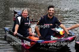 Daniel Ricciardo (AUS) Red Bull Racing dinghy racing on the Yarra River. 22.03.2017. Formula 1 World Championship, Rd 1, Australian Grand Prix, Albert Park, Melbourne, Australia, Preparation Day.