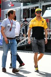 Nico Hulkenberg (GER) Renault Sport F1 Team with Michael Schmidt (GER) Journalist. 07.07.2017. Formula 1 World Championship, Rd 9, Austrian Grand Prix, Spielberg, Austria, Practice Day.