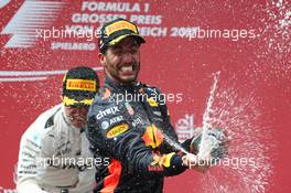 Valtteri Bottas (FIN) Mercedes AMG F1 W08 and Daniel Ricciardo (AUS) Red Bull Racing RB13. 09.07.2017. Formula 1 World Championship, Rd 9, Austrian Grand Prix, Spielberg, Austria, Race Day.