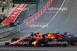 Daniil Kvyat (RUS) Scuderia Toro Rosso STR12, Carlos Sainz Jr (ESP) Scuderia Toro Rosso STR12, and Max Verstappen (NLD) Red Bull Racing RB13, crash at the start of the race. 09.07.2017. Formula 1 World Championship, Rd 9, Austrian Grand Prix, Spielberg, Austria, Race Day.