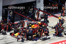 Daniel Ricciardo (AUS) Red Bull Racing RB13 makes a pit stop. 09.07.2017. Formula 1 World Championship, Rd 9, Austrian Grand Prix, Spielberg, Austria, Race Day.