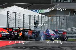 Daniil Kvyat (RUS) Scuderia Toro Rosso STR12 crashes at the start of the race with Fernando Alonso (ESP) McLaren MCL32 and Max Verstappen (NLD) Red Bull Racing RB13. 09.07.2017. Formula 1 World Championship, Rd 9, Austrian Grand Prix, Spielberg, Austria, Race Day.