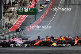 Daniil Kvyat (RUS) Scuderia Toro Rosso STR12, Carlos Sainz Jr (ESP) Scuderia Toro Rosso STR12, and Max Verstappen (NLD) Red Bull Racing RB13, crash at the start of the race. 09.07.2017. Formula 1 World Championship, Rd 9, Austrian Grand Prix, Spielberg, Austria, Race Day.