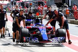 The Scuderia Toro Rosso STR12 of Carlos Sainz Jr (ESP) Scuderia Toro Rosso is recovered back to the pits after stopping on track in the third practice session. 08.07.2017. Formula 1 World Championship, Rd 9, Austrian Grand Prix, Spielberg, Austria, Qualifying Day.