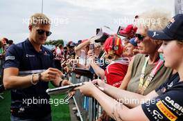 Marcus Ericsson (SWE) Sauber F1 Team signs autographs for the fans. 08.07.2017. Formula 1 World Championship, Rd 9, Austrian Grand Prix, Spielberg, Austria, Qualifying Day.